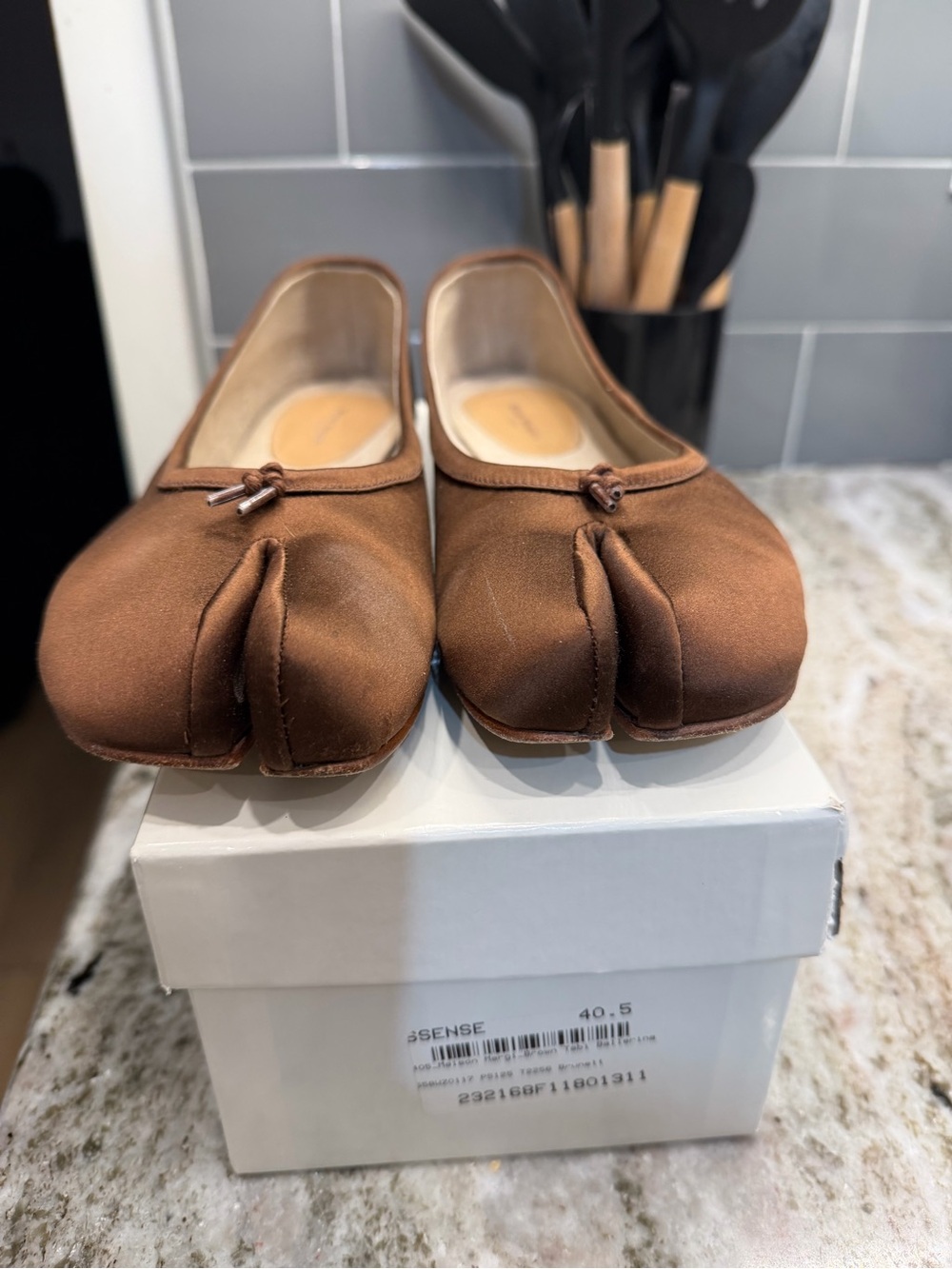 Maison Margiela brown satin ballerina tabi flats - Picture 4 of 7